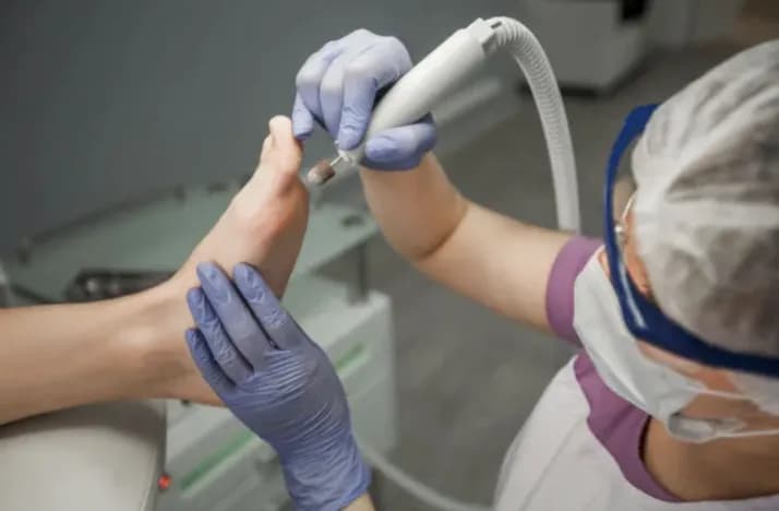 Chcesz zadbać o swoje stopy? Sprawdź, jak profesjonalista pomoże Ci w codziennej pielęgnacji