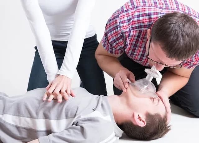 Kto ma obowiązek udzielenia pierwszej pomocy? Konsekwencje prawne i zasady postępowania