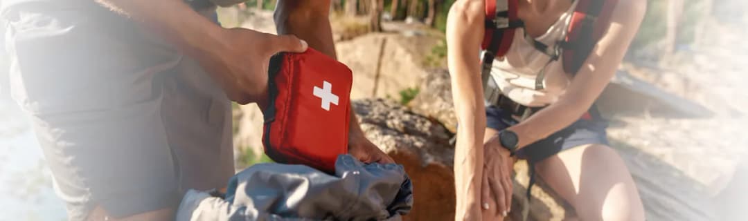 Co do apteczki na wyjazd? Niezbędne leki i akcesoria, które musisz mieć