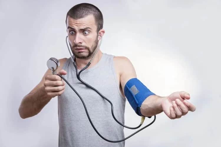 Przy jakim niskim ciśnieniu wezwać pogotowie? Objawy, które alarmują