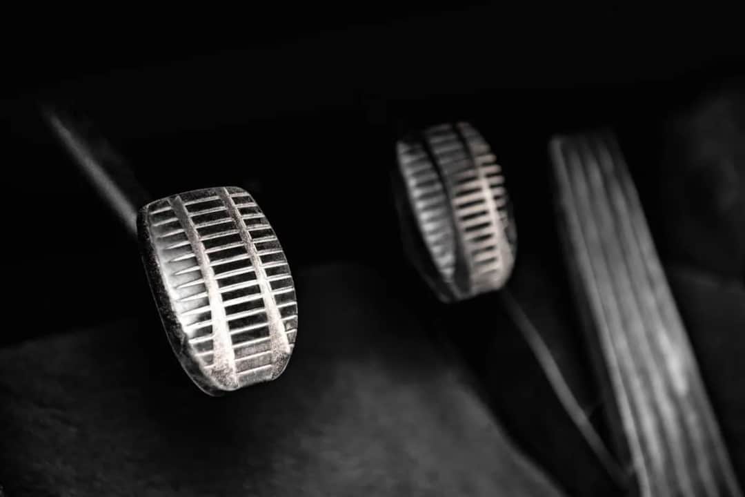 Objawy uszkodzonej pompy sprzęgła – jak je rozpoznać i unikać problemów