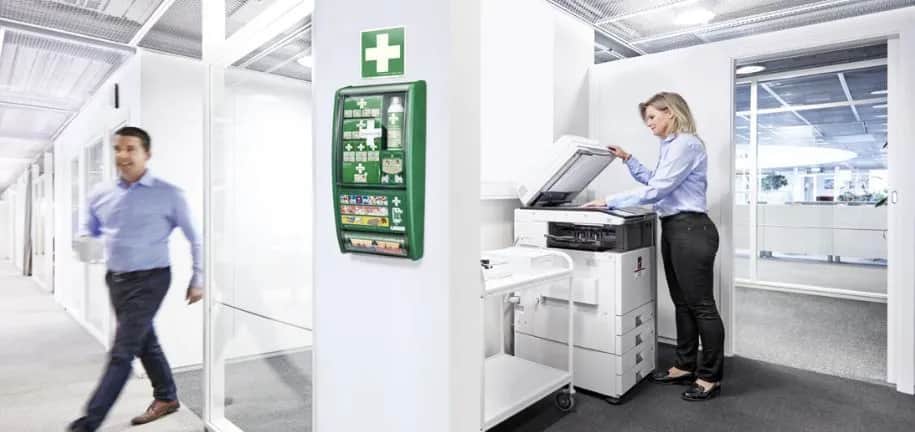 Co powinna zawierać apteczka w zakładzie pracy, aby zapewnić bezpieczeństwo?