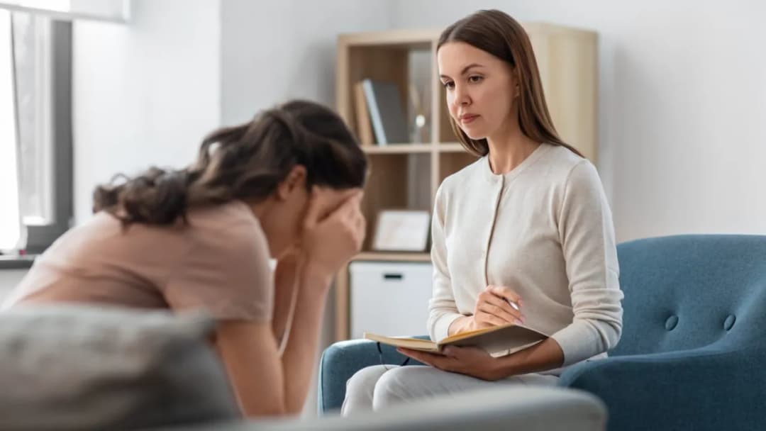 Lęk przed bliskością objawy: jak rozpoznać i pokonać trudności w relacjach