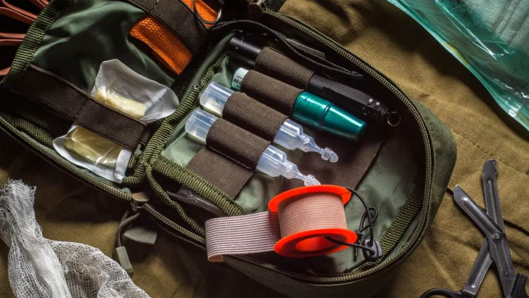 Apteczka taktyczna co zawiera: niezbędne elementy do ratowania życia