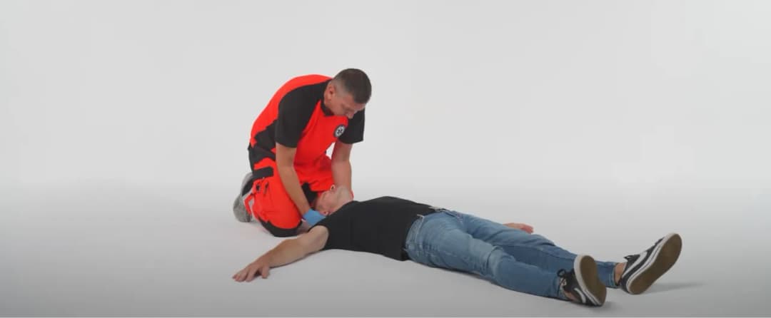 Kiedy układamy poszkodowanego w pozycji bezpiecznej, aby uratować życie
