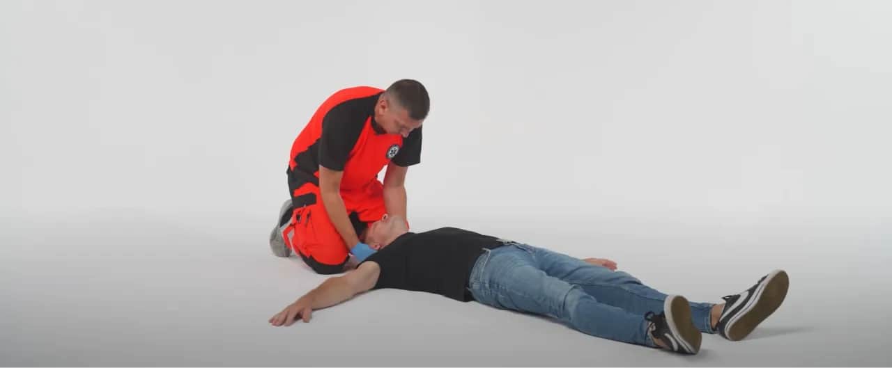 Kiedy układamy poszkodowanego w pozycji bezpiecznej, aby uratować życie