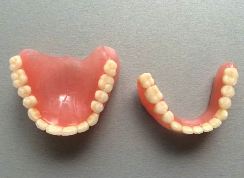 Gdzie zrobić protezę zębową na NFZ i uniknąć długiego czekania