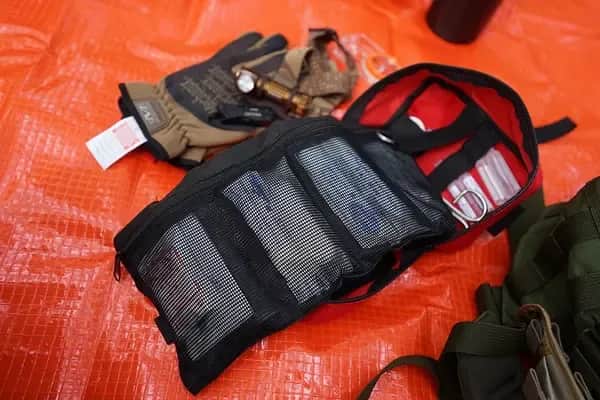 Jak prawidłowo zaksięgować wyposażenie apteczki w firmie?