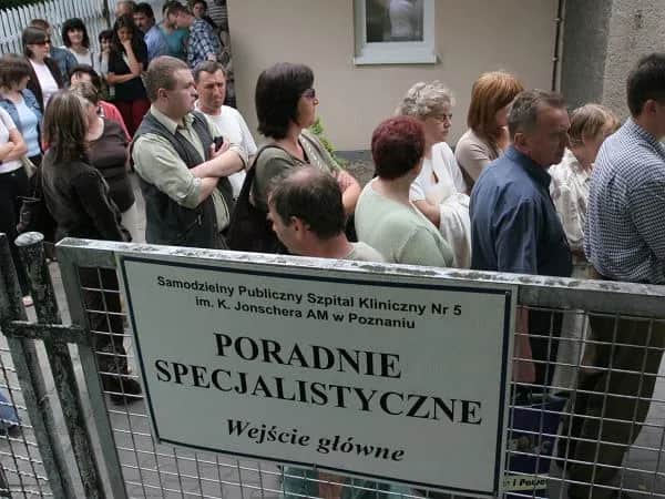 Długie kolejki na rehabilitację NFZ – jak skrócić czas oczekiwania?