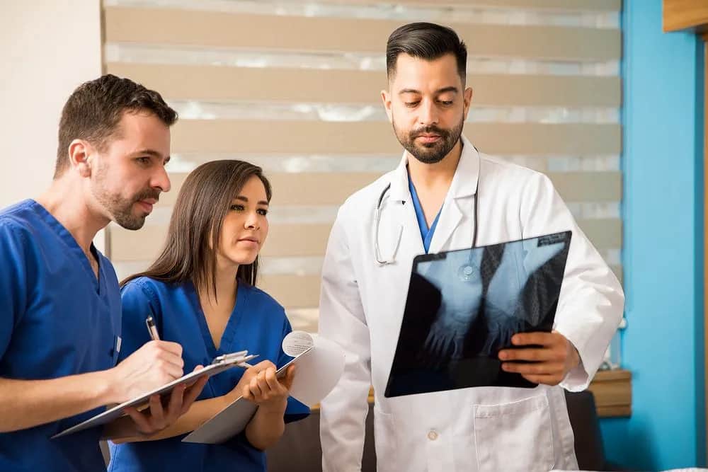 Ile trwa rezydentura lekarza w Polsce? Kluczowe informacje i praktyczne porady