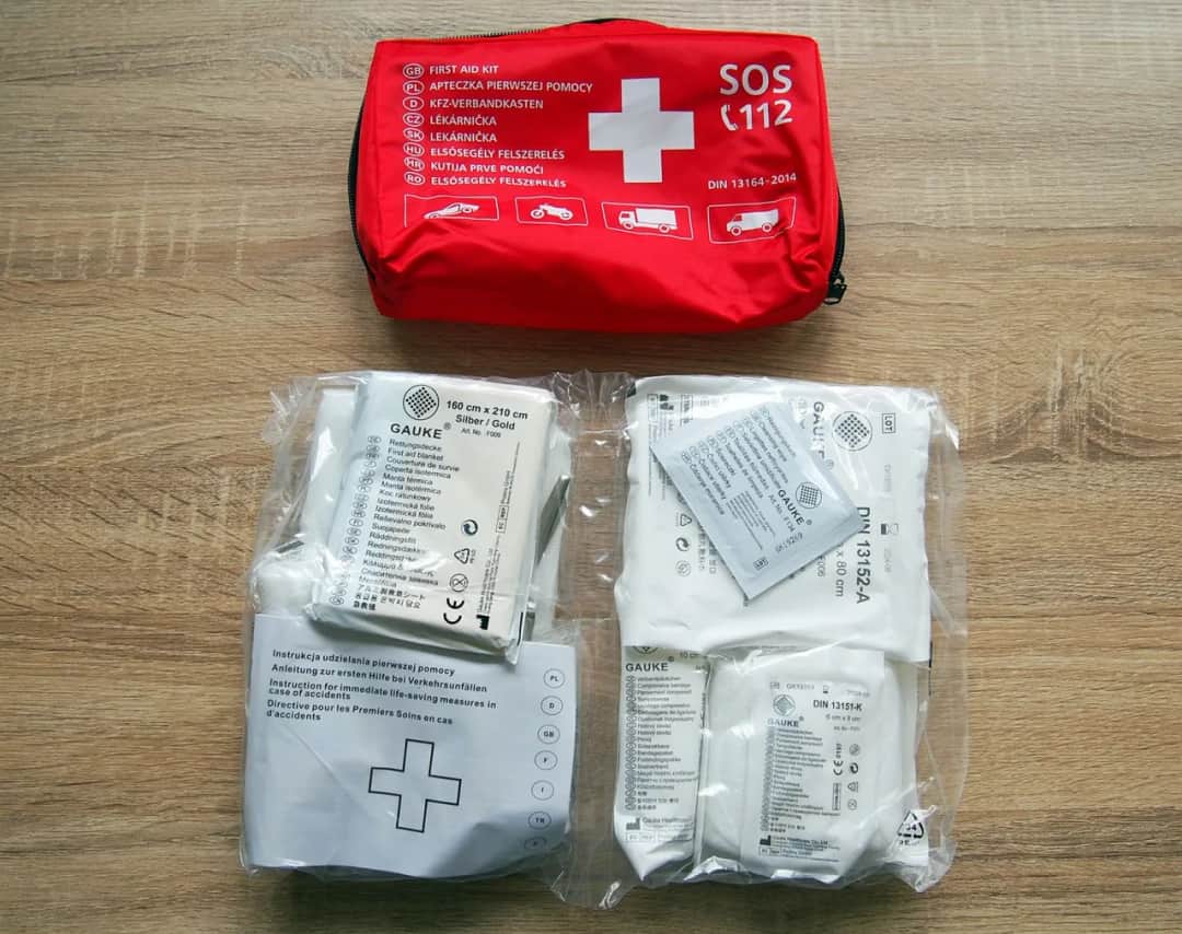 Gdzie powinna znajdować się apteczka pierwszej pomocy w domu i samochodzie?