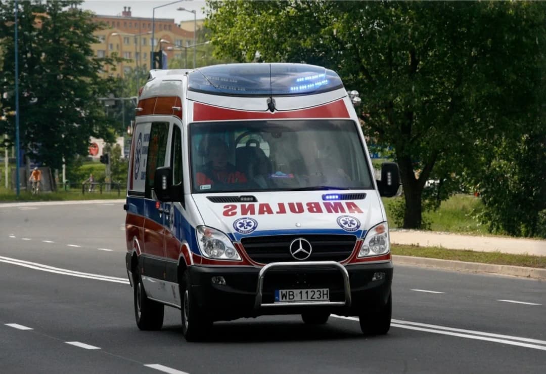 Kiedy pogotowie wzywa policję? Kluczowe sytuacje, które musisz znać