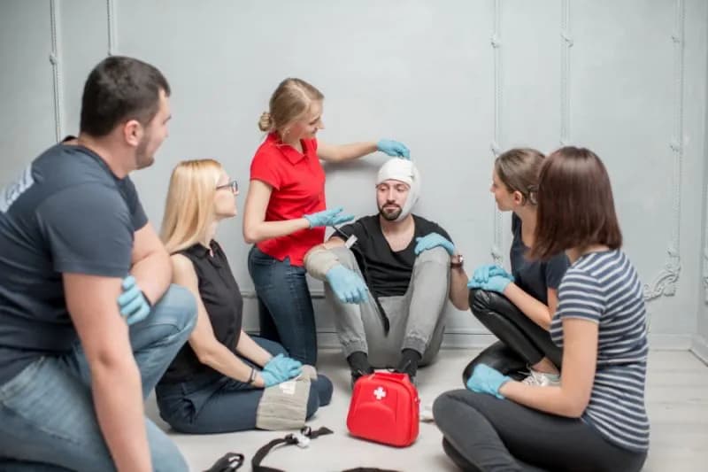 Kto może szkolić z pierwszej pomocy? Wymagania, certyfikaty i uprawnienia