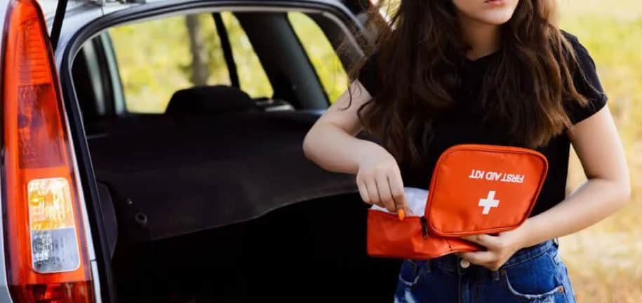 Czego nie może zawierać apteczka samochodowa, aby uniknąć problemów?