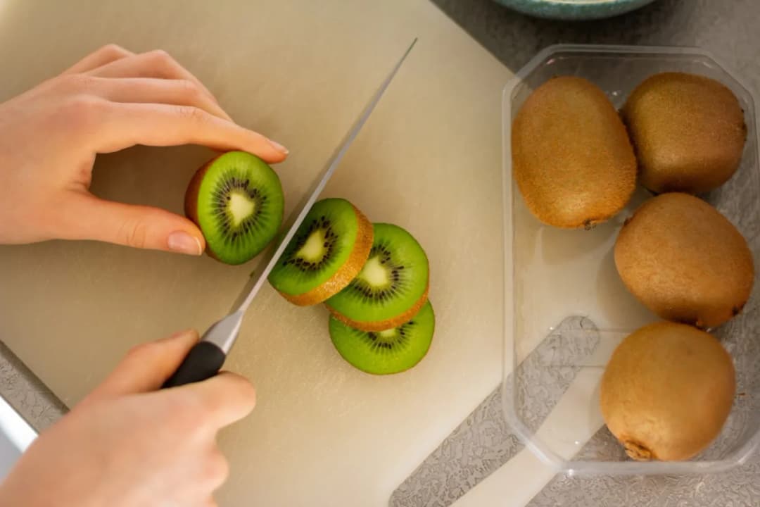 Czy kiwi uczula? Objawy alergii i jak ich unikać