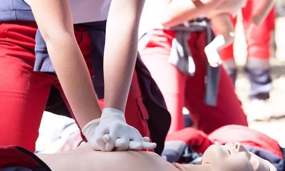 Jak wygląda szkolenie z pierwszej pomocy? Kluczowe informacje i umiejętności