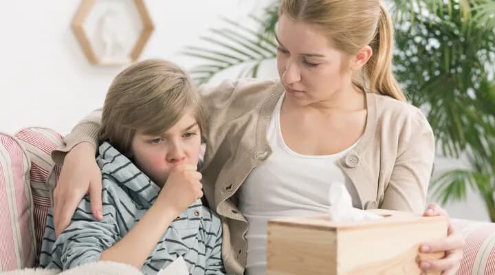 Kiedy do lekarza z kaszlem u dziecka? Objawy, które nie można zignorować